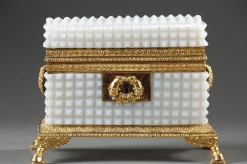Objets de Vitrine Boite & Nécessaire - Coffret en opaline blanche taillée d'époque Charles X