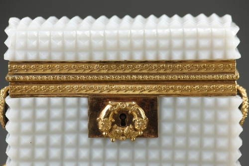 Coffret en opaline blanche taillée d'époque Charles X - Ouaiss Antiquités
