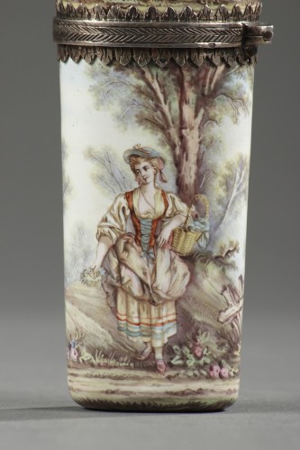 Flacon en vermeil et émail  travail de la seconde partie du 19e siècle  - Ouaiss Antiquités
