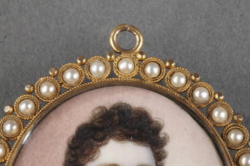 Antiquités - Pendentif porte cheveux "souvenir" avec miniature, époque Louis-Philippe