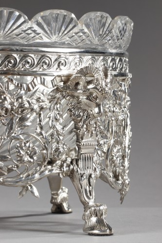 XIXe siècle - Centre de table en argent et cristal ornée de têtes de bouc