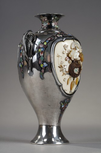 Objets de Vitrine  - Vase de style shibayama en argent et incrustation ère Meiji 