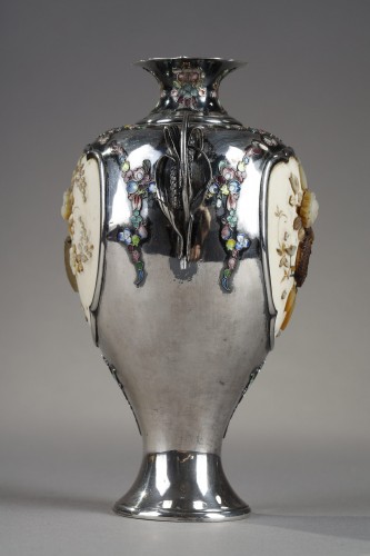 Vase de style shibayama en argent et incrustation ère Meiji  - Ouaiss Antiquités