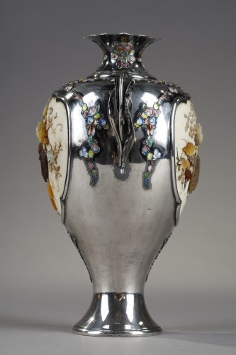 XIXe siècle - Vase de style shibayama en argent et incrustation ère Meiji 