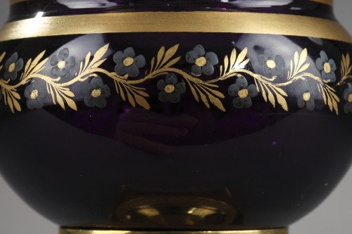 Antiquités - Vase Medicis en cristal opalin de couleur améthyste vers 1820-1830