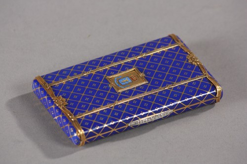 Antiquités - Gold and email cigarette box, 19th century