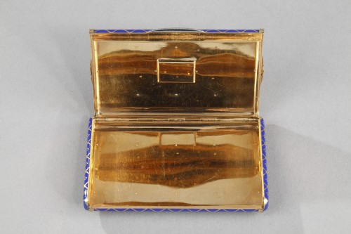 Antiquités - Gold and email cigarette box, 19th century