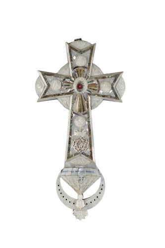 Crucifix benitier reliquaire en nacre sur bois d'olivier