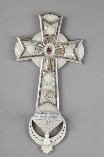 Crucifix benitier reliquaire en nacre sur bois d'olivier - Art sacré, objets religieux Style Art nouveau