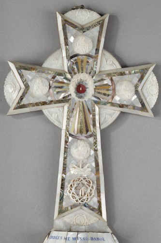 Art sacré, objets religieux  - Crucifix benitier reliquaire en nacre sur bois d'olivier