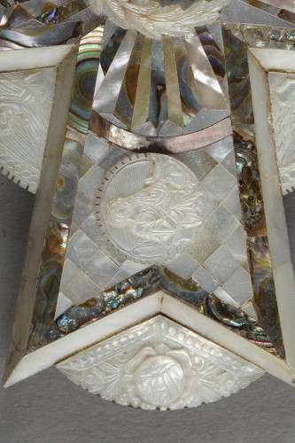 Antiquités - Mother of pearl reliquary crucifix on olive wood
