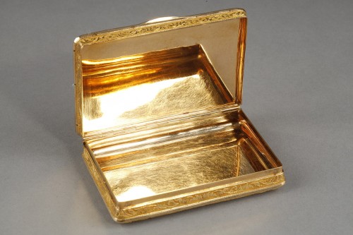 Antiquités - Rectangular box in gold and blue enamel