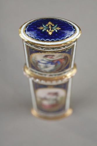 Antiquités - Gold and enamel needle case. Late 18th century. Swiss.