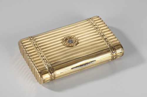 Gold case with diamonds. Edouard Husson. Early 20th century.  - Objects of Vertu Style Art Déco