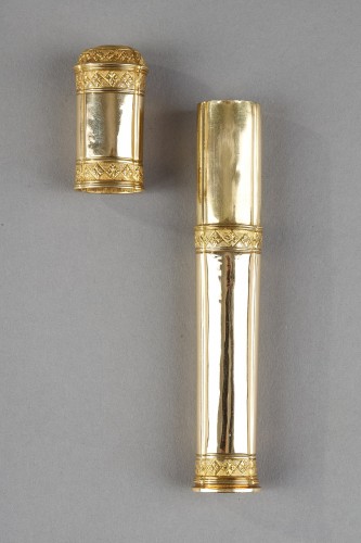 Antiquités - Étui à cire en or et son blason, travail d'époque Louis XV