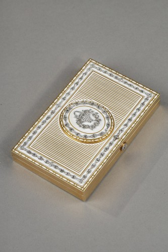XXe siècle - Une minaudiere Art Deco en or et email