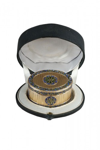 18th century gold and enamel oval snuffbox Switzerland or Hanau