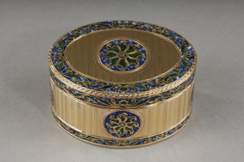 Objects of Vertu  - 18th century gold and enamel oval snuffbox 