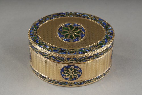 Objets de Vitrine Coffret & Nécessaire - Tabatière ovale du 18e siècle en or et émail, Suisse ou Hanau