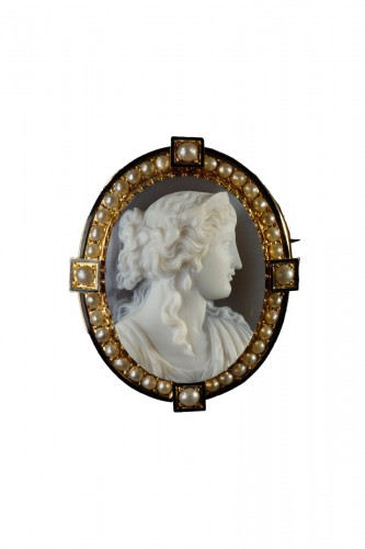 Portrait of a woman Cameo set in gold and pearls in its case