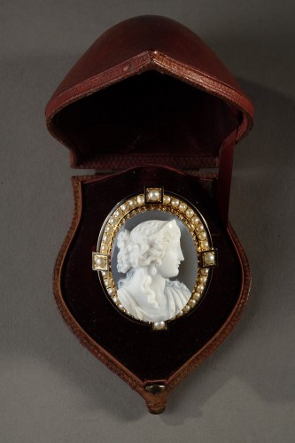 Portrait of a woman Cameo set in gold and pearls in its case - Antique Jewellery Style Napoléon III