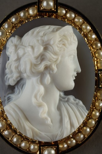 Antique Jewellery  - Portrait of a woman Cameo set in gold and pearls in its case