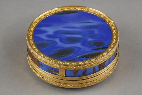 18th century - Round box mounted in gold and aventurine, XVIII century
