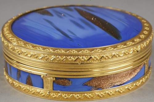 Louis XVI - Round box mounted in gold and aventurine, XVIII century
