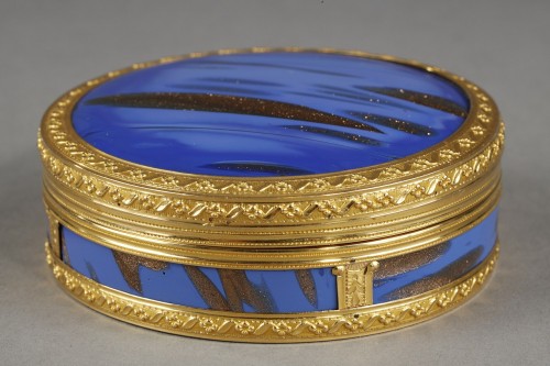 Antiquités - Round box mounted in gold and aventurine, XVIII century