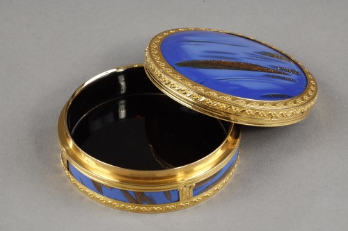 Antiquités - Round box mounted in gold and aventurine, XVIII century