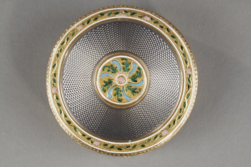 Bonbonnière ou tabatière ronde en or et email, fin 18e siècle - Objets de Vitrine Style Louis XVI