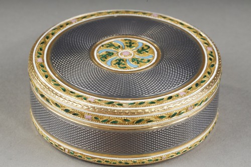 XVIIIe siècle - Bonbonnière ou tabatière ronde en or et email, fin 18e siècle