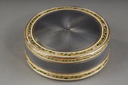 Antiquités - Bonbonnière ou tabatière ronde en or et email, fin 18e siècle