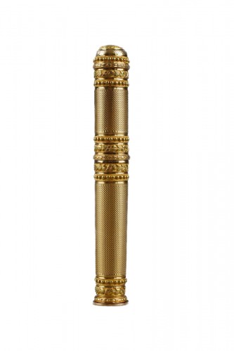Cylindrical case in multi-tone gold