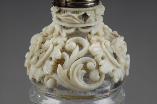 Antiquités - A crystal and ivory perfume bottle, 19th century