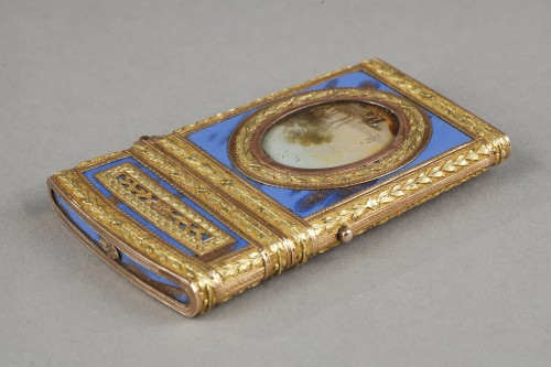 Antiquités - Étui souvenir en or et aventurine à l'imitation du lapis lazuli