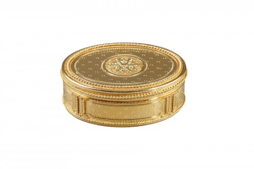 Tabatiere en or ovale du XVIIIe siècle