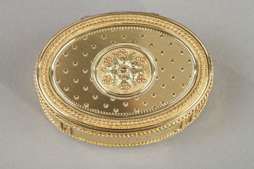 Tabatiere en or ovale du XVIIIe siècle - Objets de Vitrine Style Louis XVI