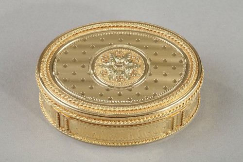 Objets de Vitrine Coffret & Nécessaire - Tabatiere en or ovale du XVIIIe siècle