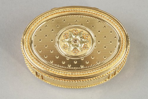 Tabatiere en or ovale du XVIIIe siècle - Ouaiss Antiquités