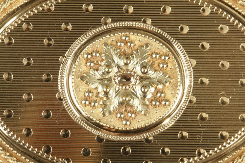 XVIIIe siècle - Tabatiere en or ovale du XVIIIe siècle