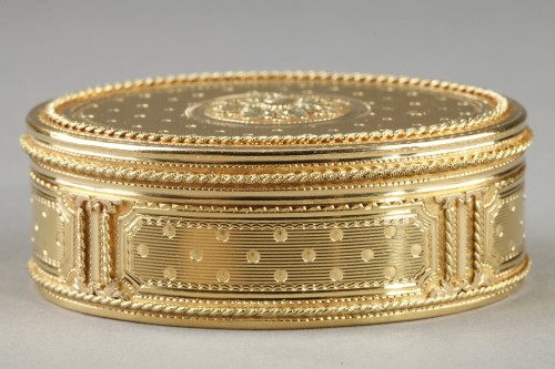 Tabatiere en or ovale du XVIIIe siècle - Louis XVI
