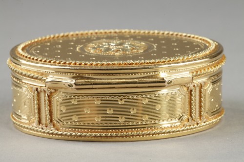 Louis XVI - Tabatiere en or ovale du XVIIIe siècle