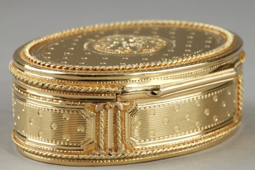 Antiquités - Tabatiere en or ovale du XVIIIe siècle
