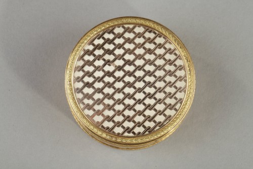 Boite ronde en or et composition de la fin du 18e siècle - Objets de Vitrine Style Louis XVI