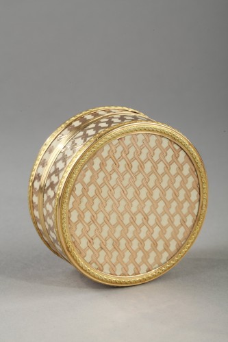 Objects of Vertu  - Round gold and composition box from the late 18th century