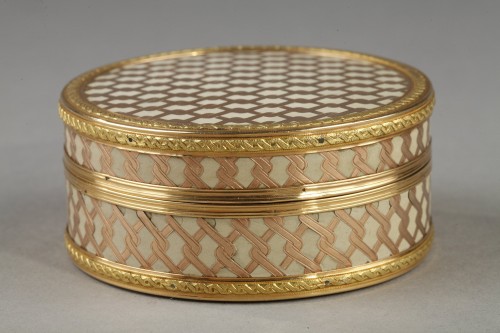 Boite ronde en or et composition de la fin du 18e siècle - Ouaiss Antiquités