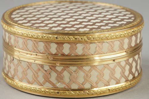 XVIIIe siècle - Boite ronde en or et composition de la fin du 18e siècle