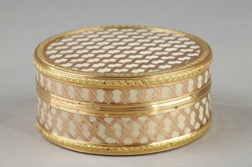 Round gold and composition box from the late 18th century - Louis XVI