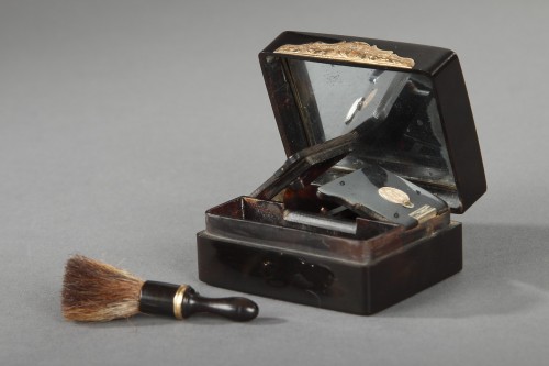 18th century - Rectangular tortoiseshell toiletries case